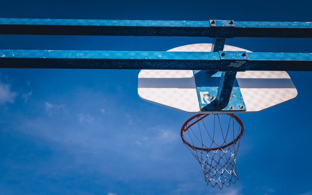 photo prise d'en bas panier basket